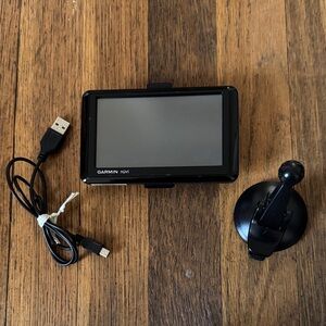 🚗Garmin nüvi 1390T portable GPS navigator with its accessories.